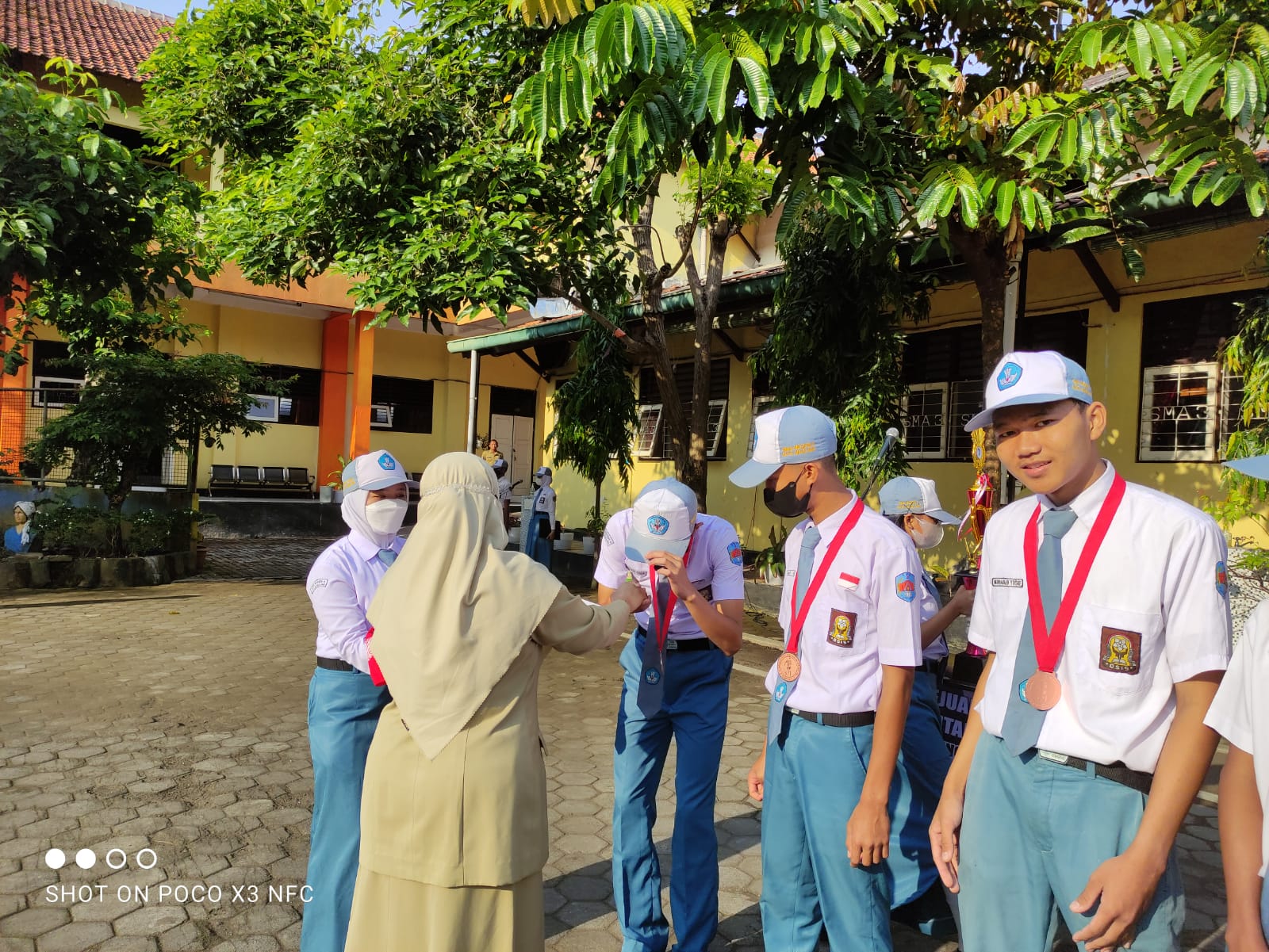 Penyerahan penghargaan juara lomba sepak bola pelajar, dari album foto sekolah