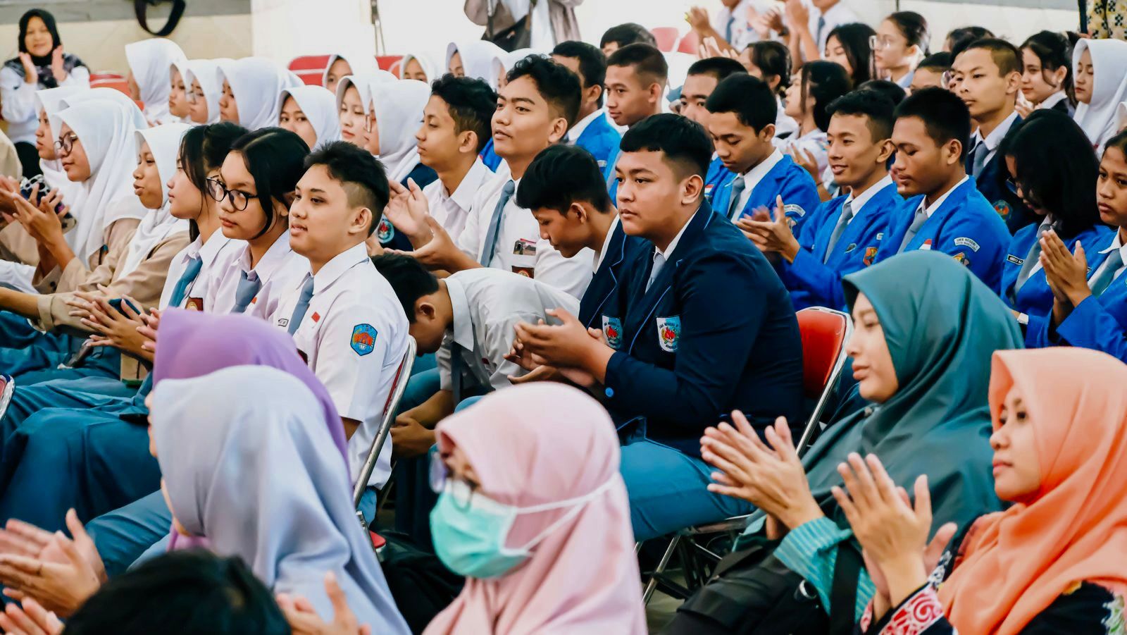 Siswa dan guru dalam peluncuran program Harmoni di SMAN 3 Magelang, 2024